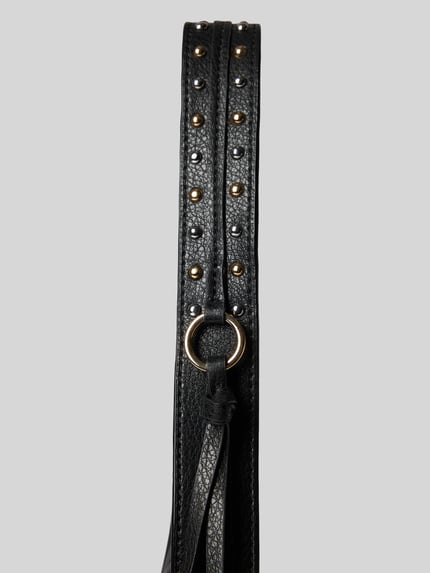 Produktfoto, Shoulder Bag mit Reißverschluss Modell 'TIN' von MANGO, schwarzes Leder mit Nietenbesatz und Ziernähten, Detailaufnahme, Hauptfach mit Reißverschluss, verstellbarer Schulterriemen, Maße: 36x25x8 cm, Länge Schulterriemen: 59 cm.