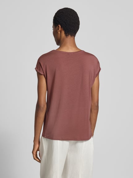 Vrouwenmodel draagt Regular Fit t-shirt uit lyocell-mix model 'AVA' van VERO MODA in mat bruin, textuur glad, dames t-shirt, volledige lichaamsweergave achterkant