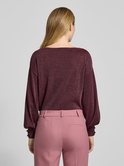 Frauenmodel trägt Strickpullover mit Zierknöpfen Modell 'MOBBE' von B.Young, Viskose-Mix, U-Boot-Ausschnitt, Ganzkörperansicht Rückansicht.