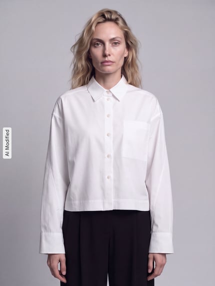 Frauenmodel trägt Boxy Fit Langarmbluse aus reiner Baumwolle Modell 'DANNIE' von Selected in Weiß, Damen Langarmbluse, Ganzkörperansicht von vorne, KI-modifiziertes Bild.