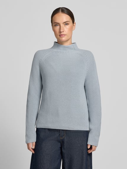 Frauenmodel trägt Regular Fit Pullover aus reiner Baumwolle von Marc O'Polo in Hellblau, strukturierte Strickoptik, Ganzkörperansicht von vorne. Damen Pullover von Marc O'Polo