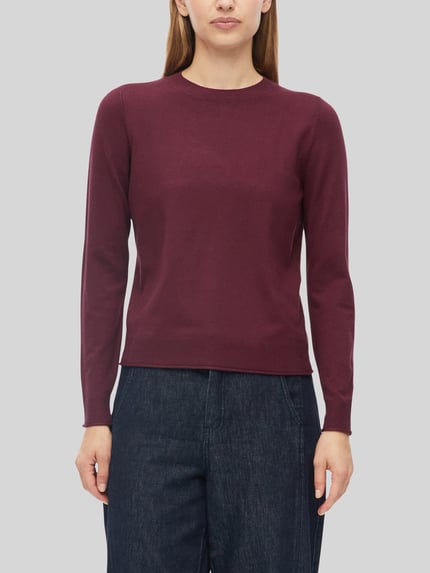 Frauenmodel trägt bordeauxroten Slim Fit Pullover aus Viskose-Mix von s.Oliver RED LABEL, glatte Textur, Ganzkörperansicht von vorne.