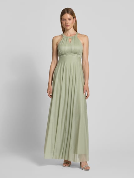 Frauenmodel trägt Schimmerndes Abendkleid mit Schlüsselloch-Ausschnitt von Jake*s Cocktail in A-Linie aus Mesh als Maxikleid, Ganzkörperansicht von vorne. Rückenlänge bei Größe 36: 153 cm, Brustweite bei Größe 36: 30 cm.