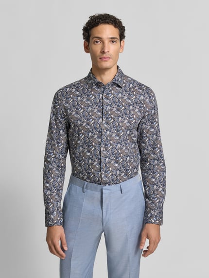 Männermodel trägt Slim Fit Businesshemd aus reiner Baumwolle Modell 'New Kent' von Seidensticker mit paisley Muster, Ganzkörperansicht von vorne, Herren Businesshemd von Seidensticker.