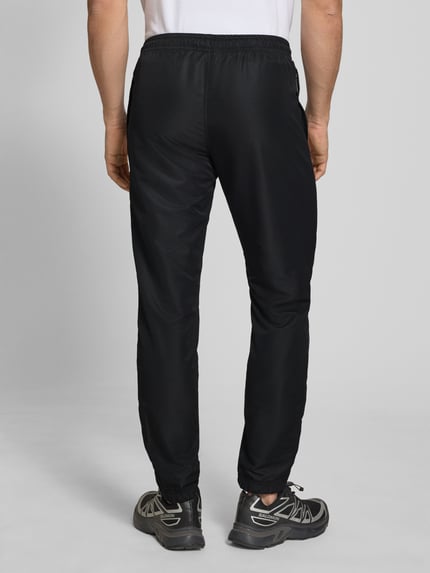 Männermodel trägt schwarzen Regular-Fit Tracksuit mit Logo-Stitching Modell 'Carson' von SERGIO TACCHINI, Ganzkörperansicht Rückansicht.