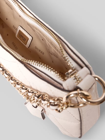 Produktfoto, Shoulder Bag mit Logo-Detail Modell 'Libby' von GUESS, główna przegroda z zamkiem błyskawicznym, odpinany pasek na ramię, detal z logo, imitacja skóry, ozdobny detal, szerokość w rozmiarze 1: 30 cm, długość w rozmiarze 1: 16 cm, głębokość w rozmiarze 1: 5 cm, długość paska na ramię w rozmiarze 1: 55 cm