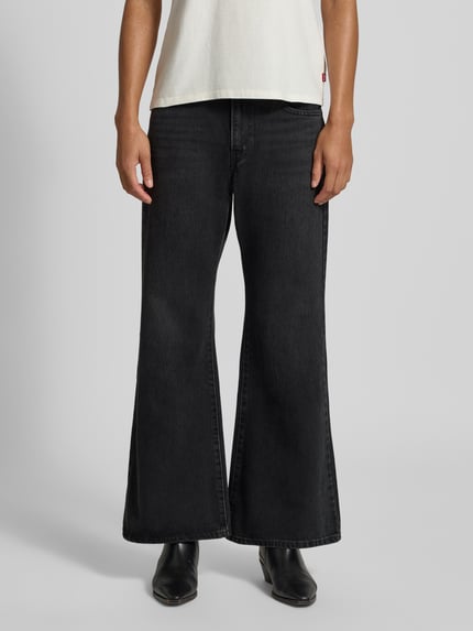 Kobiece model nosi czarne jeansy Wide & Loose Fit z bawełnianego denimu, Loose Fit Jeans aus reiner Baumwolle Modell 'CINCH' od Levi's®, Damen Wide & Loose Fit Jeans, pełny widok od przodu.