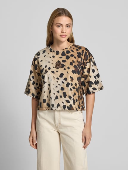 Frauenmodel trägt Cropped Boxy Fit T-Shirt mit Stitching von Smith and Soul aus reiner Baumwolle im Allover-Look mit Rundhalsausschnitt, Ganzkörperansicht von vorne.