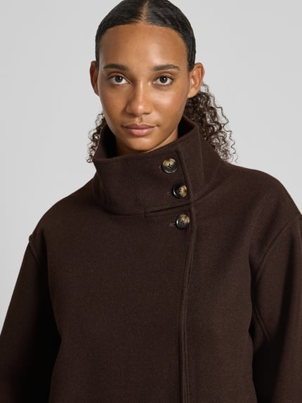 Frauenmodel trägt Regular Fit Blouson mit Stehkragen Modell 'GNES' von PIECES, dunkelbraun, glatte Struktur, Nahaufnahme Oberkörper, Damen Bomberjacke / Blouson.