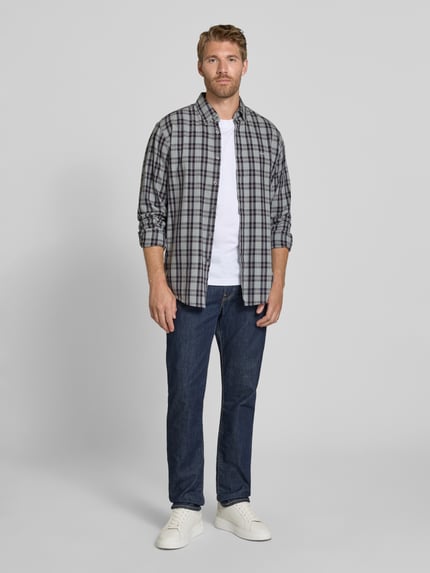 Männermodel trägt Regular Fit Freizeithemd aus Baumwoll-Viskose-Mix Modell 'Ricoplus_M' von BOSS Orange, dezente Karos in Grau und Blau, kombiniert mit weißem Shirt und Jeans, Ganzkörperansicht von vorne, Herren Freizeithemd von BOSS Orange.