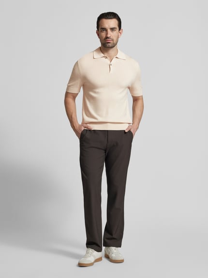 Männermodel trägt Slim Fit Poloshirt mit Kaschmir-Anteil von FTC Cashmere in Beige, Baumwoll-Mix, Polokragen, Knopfleiste, 1/2-Arm, Ganzkörperansicht von vorne