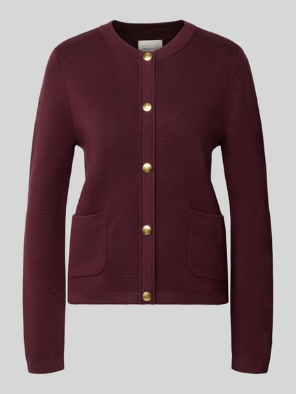 Produktfoto, Regular Fit Strickjacke aus reiner Baumwolle von GANT in Dunkelrot mit goldfarbenen Knöpfen und aufgesetzten Taschen vor grauem Hintergrund.
