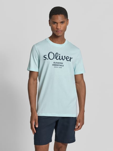 Männermodel trägt Regular Fit T-Shirt aus reiner Baumwolle von s.Oliver RED LABEL, Optik: Unifarben, Label-Print, Rundhals, Jersey, Ganzkörperansicht von vorne.