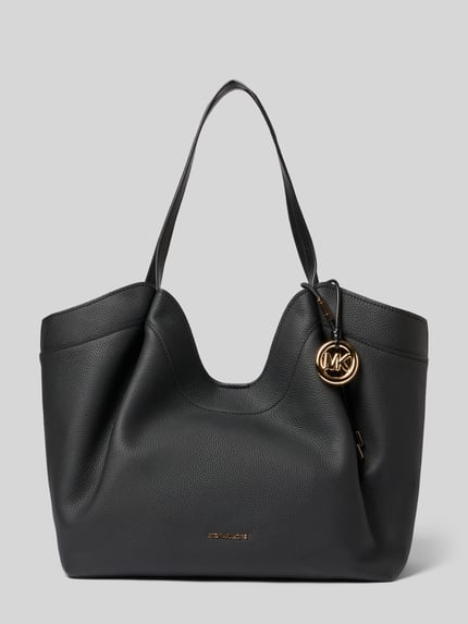 Produktfoto, schwarze strukturierte Ledertasche Handtasche mit Label-Applikation Modell 'NOLITA' von MICHAEL Michael Kors, goldene Details, geräumiges Hauptfach mit Magnetverschluss, Innenfach mit Reißverschluss, Tragehenkel, Breite 44 cm, Länge 29 cm, Tiefe 19 cm, Länge Schulterriemen 54 cm.