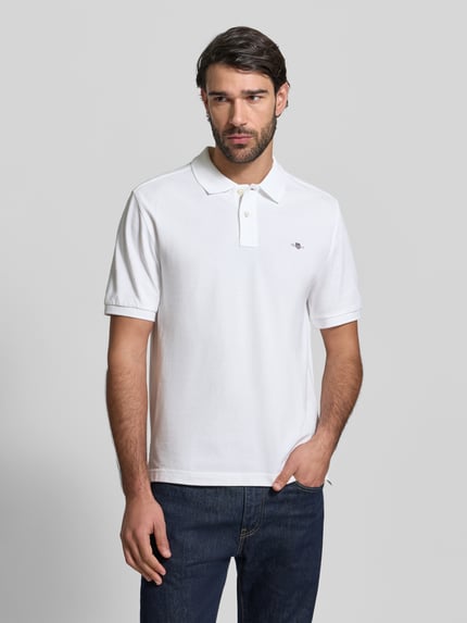 Mannelijk model draagt Slim Fit Poloshirt met Logo-Stitching van Gant, witte katoen, polokraag, korte mouwen, slim fit, vooraanzicht bovenlichaam