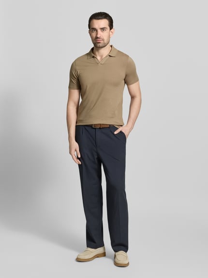 Männermodel trägt Slim Fit Poloshirt mit V-Ausschnitt von Lindbergh in Beige, Baumwoll-Elasthan-Mix, Ganzkörperansicht von vorne.