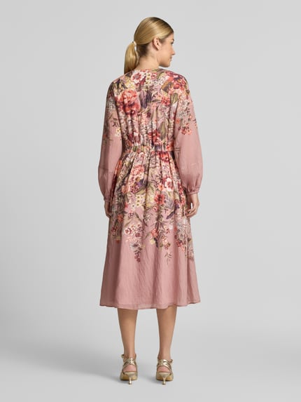 Frauenmodel trägt Tailliertes Freizeitkleid aus Lyocell-Mix von ROBE LÉGÈRE in Altrosa mit floralem Muster, fließende Struktur, Ganzkörperansicht Rückansicht.