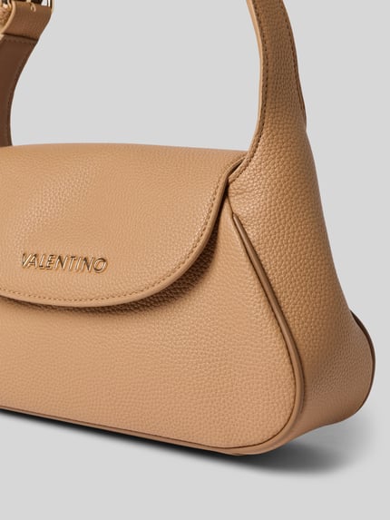 Productfoto, schoudertas met ritsmodel 'DAPHNE' van VALENTINO BAGS in lichtbruin met structuur, labeldetail, verstelbare riem, close-up.