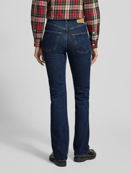 Vrouwenmodel draagt Straight Fit Jeans met steekzakken van Polo Ralph Lauren in donkerblauw, katoen-elastaan mix, volledige achteraanzicht.