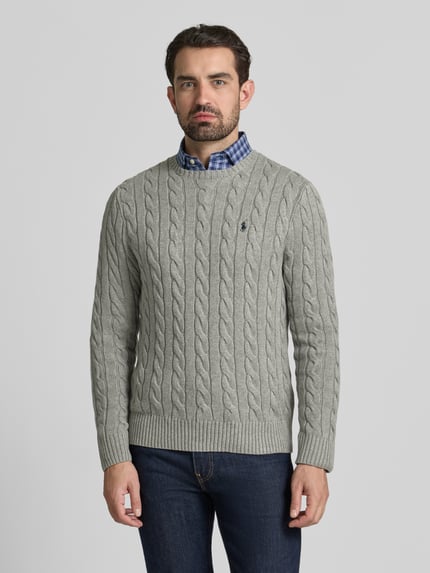 Męski model nosi Strickpullover mit Label-Stitching od Polo Ralph Lauren w jasnoszarym kolorze, okrągły dekolt, regular fit, bawełna, pełny przód.