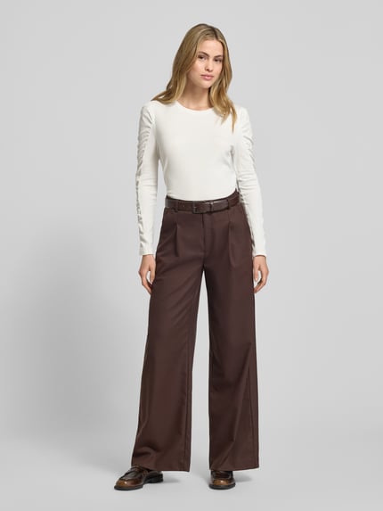 Kobiece modelka nosi Longsleeve mit Puffärmeln und Rundhalsausschnitt od Marc Cain, biały kolor, bawełna z elastanem, regular fit, długość tyłu 56 cm, pełny widok z przodu.