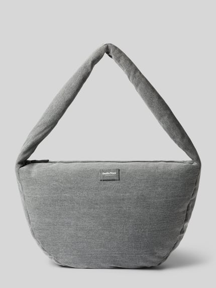 Produktfoto, Shoulder Bag aus reiner Baumwolle in Denim-Optik von Studio Noos, Główna przegroda z zamkiem błyskawicznym, pasek na ramię, detal z logo, przegródka wewnętrzna zapinana na zamek błyskawiczny, tkanina stylizowana na denim, szerokość w rozmiarze 1: 49 cm, długość w rozmiarze 1: 35 cm, głębokość w rozmiarze 1: 11 cm, długość paska na ramię w rozmiarze 1: 80 cm