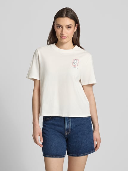Frauenmodel trägt Relaxed Fit T-Shirt aus reiner Baumwolle - Special Drop von Marc O'Polo Denim, unifarben, Motiv-Print, Rundhals, kurzarm, Jerseytextur, Ganzkörperansicht von vorne.