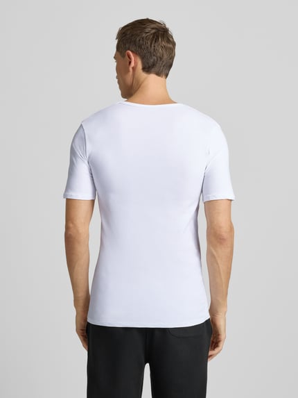 Męski model nosi T-shirt mit V-Ausschnitt von MCNEAL, mieszanka bawełny ze streczu, krój regular fit, szwy działowe, całkowity widok z tyłu.