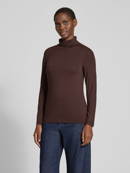 Frauenmodel trägt Slim Fit Longsleeve aus elastischem Viskose-Mix Modell 'Liana' von FREE/QUENT in Dunkelbraun, glatte Textur, Ganzkörperansicht von vorne, Rückenlänge bei Größe S 53 cm.
