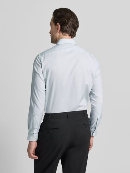 Mannelijk model draagt Regular Fit Business Hemd aus Baumwolle mit Kentkragen van Christian Berg Men, lichtblauw, pure katoen, regular fit, kentkraag, knoopsluiting, ruglengte 78 cm, schouderbreedte 47 cm, mouwlengte 64 cm, volledige achteraanzicht.
