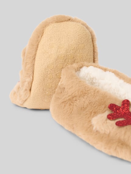 Produktfoto, Kuschelsocken mit Zier-Applikationen Modell 'Reindeer' von CAPELLI NEW YORK mit Noppen, beige-braune Plüsch-Oberfläche, rote Details