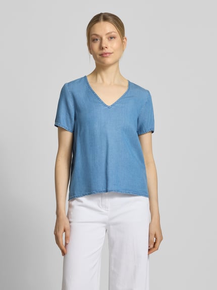 Kobiece model prezentuje Regular Fit T-Shirt aus Lyocell Modell 'BREE' od Vero Moda, kolor melanż, V-dékolt, jasnoniebieski, materiał Lyocell, krój regular fit, widok całej sylwetki z przodu.