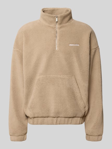 Produktfoto, Troyer mit Logo-Stitching Modell 'PUKA' von PEGADOR in Beige, Teddyfell-Textur, Känguru-Tasche, elastische Ärmelabschlüsse, entspannter Schnitt