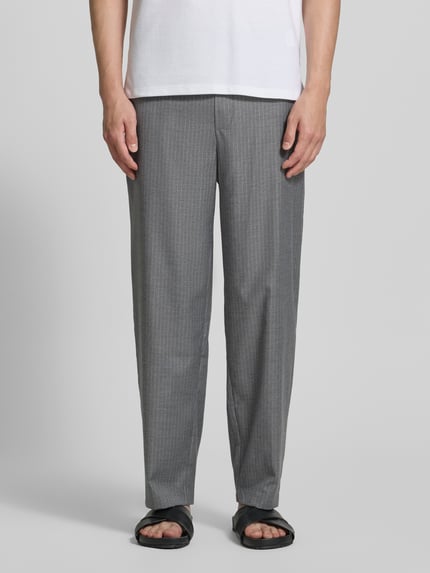 Männermodel trägt Jog Pants mit französischen Eingrifftaschen Modell 'YROWAY' von American Vintage in Grau, Material-Mix mit Viskose-Anteil, Straight Fit, elastischer Bund, Gesäßleistentasche, Bundweite 42 cm, Innenbeinlänge 73 cm, Ganzkörperansicht von vorne.