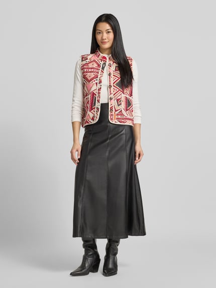 Vrouwenmodel draagt Weste met Stehkragen Modell 'Cairo' van LOLLYS LAUNDRY, rood-witte geometrische patronen, rechte snit, katoenmix, knoopsluiting, steekzakken, Ganzkörperaanzicht van voren.