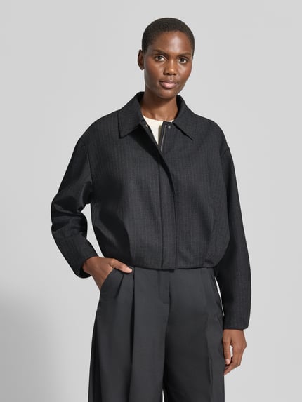 Frauenmodel trägt Regular Fit Blazer mit Drapierungen Modell 'SOUFFLE' von MANGO, Material-Mix mit Viskose, dunkle Farbe, Ganzkörperansicht von vorne.