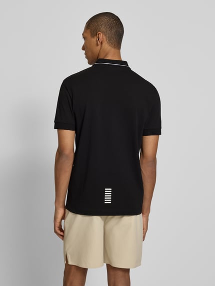 Männermodel trägt Regular Fit Poloshirt mit Logo-Print von EA7 Emporio Armani in Schwarz, Baumwoll-Mix, Rückansicht Ganzkörperansicht.