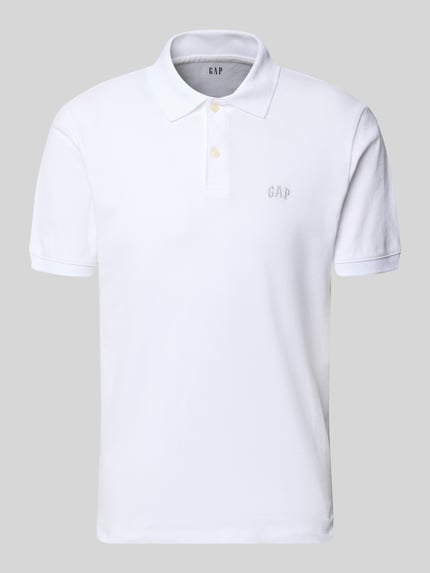 Produktfoto, weißes Slim Fit Poloshirt mit Label-Stitching von GAP aus Baumwoll-Elasthan-Mix, Knopfleiste, neutrale Textur.