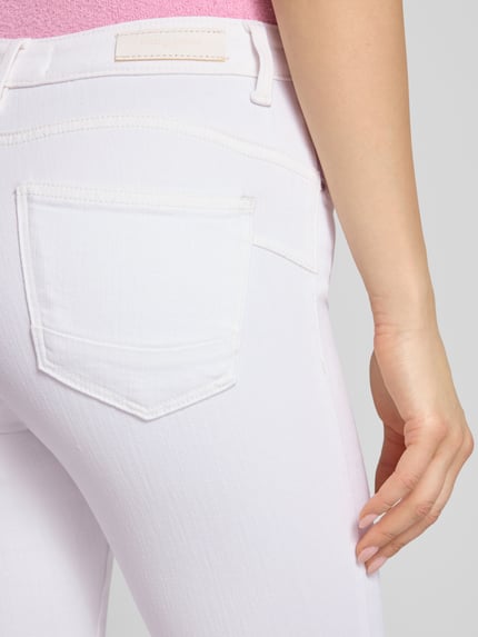 Frauenmodel trägt Skinny Fit Jeans aus Baumwoll-Mix Modell 'POWER' von Only, Optik: Unifarben, Detailaufnahme Rückansicht.