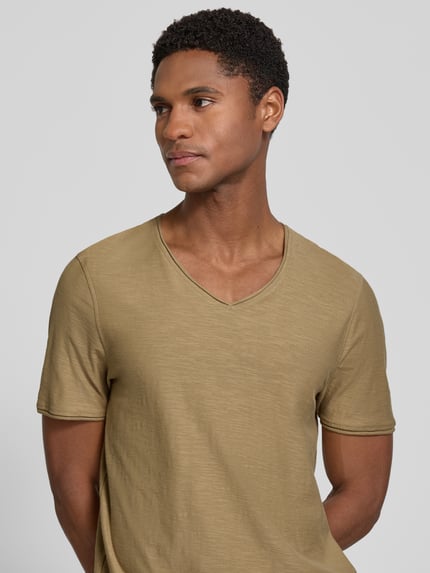 MCNEAL T-Shirt mit V-Ausschnitt und Rollsaum Mud 3