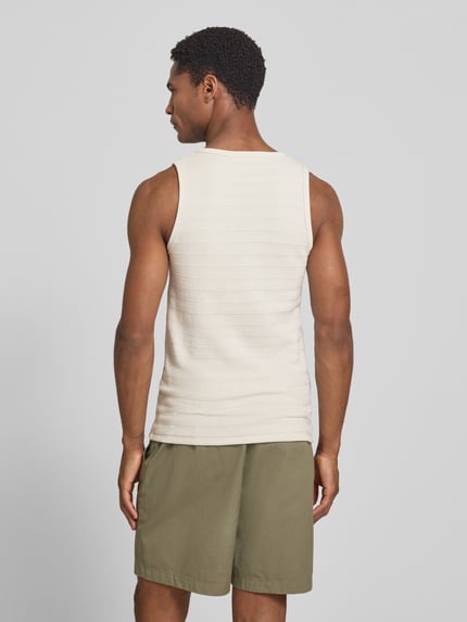 Männermodel trägt Tanktop mit Strukturmuster Modell 'lars' von Samsøe Samsøe aus Reine Baumwolle, Slim-Fit, Rundhalsausschnitt, Rückenlänge 68 cm, Ganzkörperansicht Rückansicht.