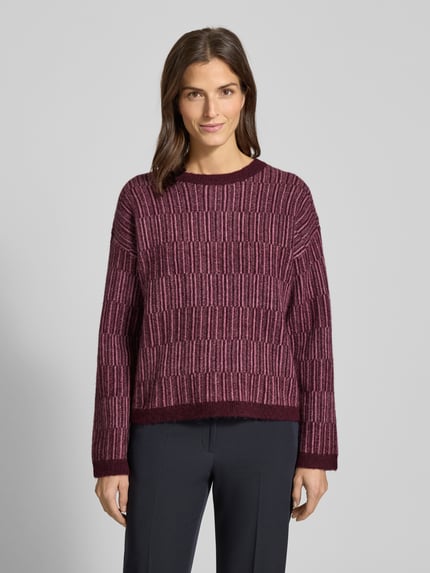 Vrouwenmodel draagt Relaxed Fit Pullover aus Woll-Mix mit Alpaka-Anteil Model 'FALVA' van Selected Femme, bordeaux, all-over structuurpatroon, ronde hals, lange mouwen, geribde zoom, gebreide wolmix, Ganzkörperansicht van voren.