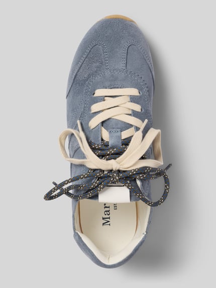 Produktfoto, Low Top Sneaker aus Veloursleder-Mix Modell 'FABIANA 4B' von Marc O'Polo in Blau, flacher Absatz, helle und blaue Schnürsenkel, leicht profilierte Sohle, unifarbene Optik, abgerundete Schuhspitze, Label-Prägung, Damen Schuhdetails sichtbar, Obermaterial Leder-Mix.