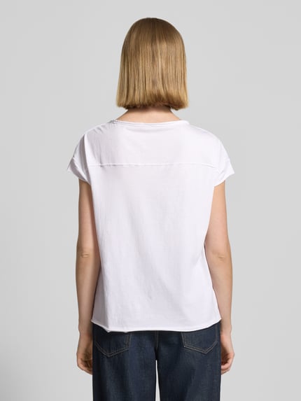 Frauenmodel trägt Regular Fit T-Shirt aus reiner Baumwolle von s.Oliver RED LABEL, unifarben, kurzarm, Jersey, Ganzkörperansicht Rückansicht.