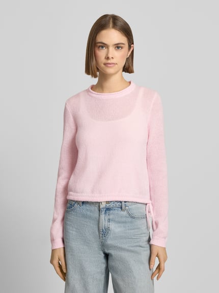 Vrouwenmodel draagt lichtroze Rundhals Pullover met Tunnelzug van Review, losse pasvorm, geribde boorden, voorkant, borst close-up.