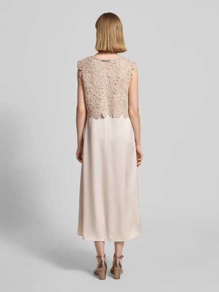 Frauenmodel trägt Midikleid im 2-in-1-Look mit Rundhalsausschnitt von Betty Barclay, Satin, A-Linie, Rückenlänge 122 cm, Brustweite 48 cm, Ganzkörperansicht Rückansicht.