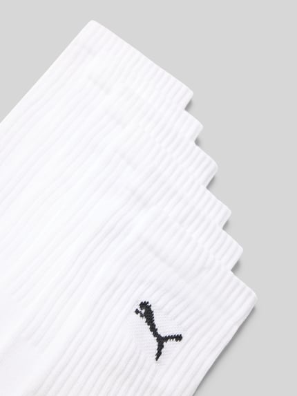 Produktfoto, weiße Socken aus Baumwoll-Mix im 6er-Pack von PUMA, feine Rippenstruktur, kontrastfarbiges PUMA-Logo, Herren Socken