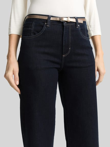 Frauenmodel trägt Straight Leg Culotte aus Baumwoll-Mix von Tom Tailor, unifarben dunkelblau, sichtbarer Gürtel, Nahaufnahme Oberkörper.