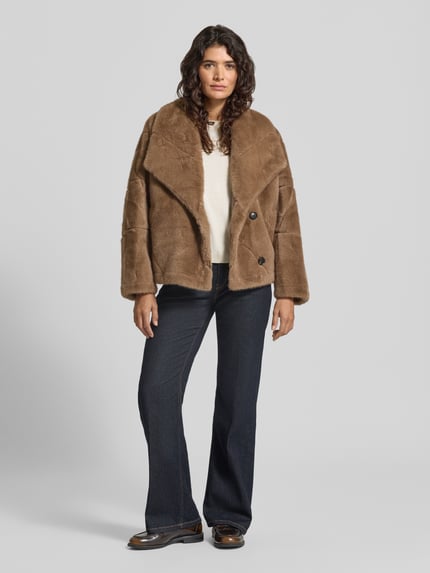 Frauenmodel trägt Jacke mit Umlegekragen Modell 'PINIE' von ba&sh in Braun, gerader Schnitt, Knopfverschluss, aus weichem Material, Ganzkörperansicht von vorne.
