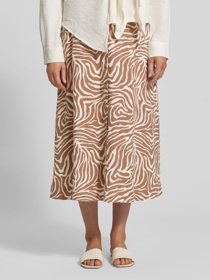 Vrouwenmodel draagt Midirock aus Leinen-Viskose-Mix mit Knopfleiste Modell 'FALAKKA' van B.Young, beige-witte zebra look, a-lijn, allover patroon, volledige opname onderlichaam